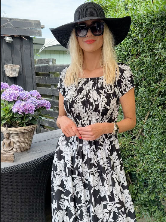 Shannon - Fin kjole med blomsterprint og smock ved brystet